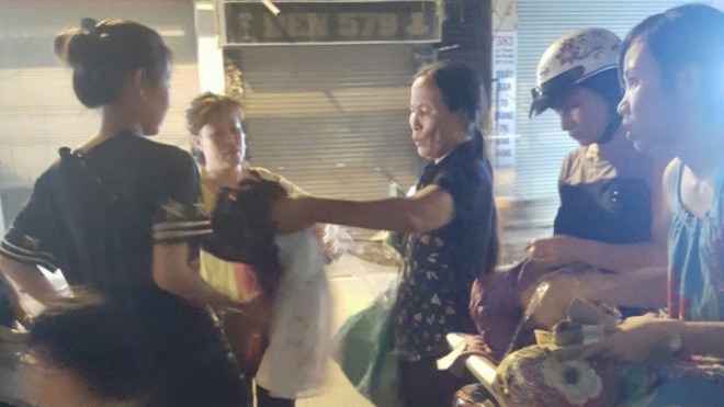 Nhờ có giấy chứng nhận tâm thần, người đàn bà lớn tuổi ăn cắp đồ shop đem bán vỉa hè 10 năm không bị bắt Ảnh 2