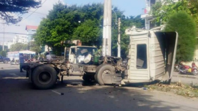 Clip tai nạn kinh hoàng tại KCN Tân Bình: hai người thương vong, container biến dạng Ảnh 2