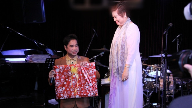 Ngọc Sơn quỳ gối trên sân khấu, dành tặng mẹ món quà đặc biệt Ảnh 2