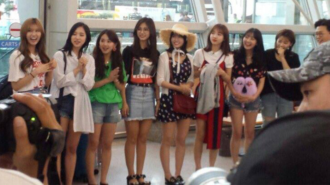 TWICE xuất hiện rạng rỡ ở sân bay đến Việt Nam Ảnh 2