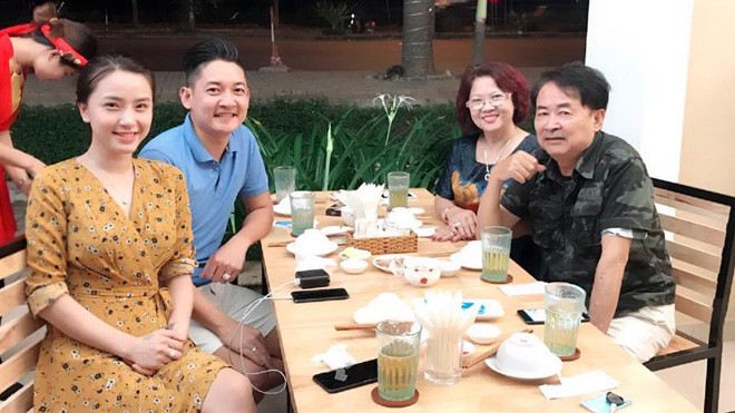 Hải Băng lần đầu 'khoe' ảnh bên bố mẹ chồng Ảnh 2