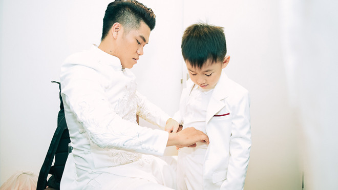 Trung Kiên ân cần chăm sóc con trai Lê Phương trước giờ đón khách Ảnh 2