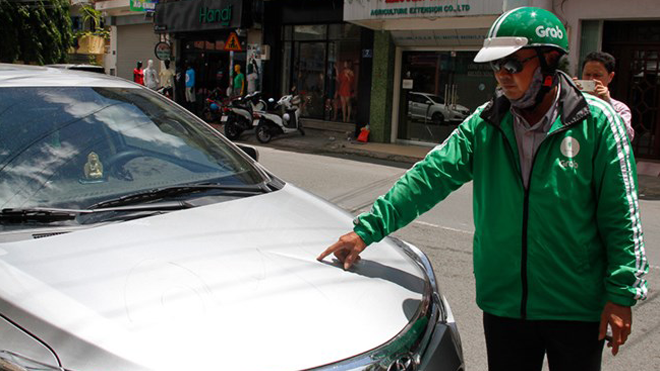 Ẩu đả với nhân viên quán nhậu, 9 xe Grabcar bị đập phá hư hỏng nặng Ảnh 2