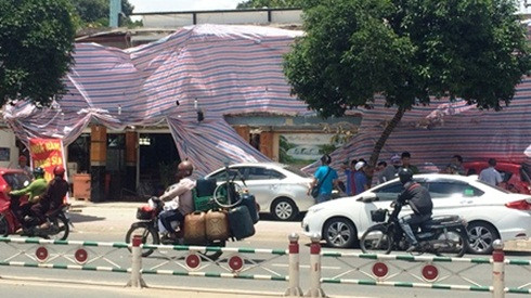 Thanh niên đập phá hàng loạt ô tô GrabCar theo… lệnh bà chủ Ảnh 2