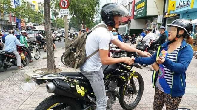 TP HCM: 'Soái ca' đi moto tung cú đá hiểm bắt gọn tên cướp Ảnh 2