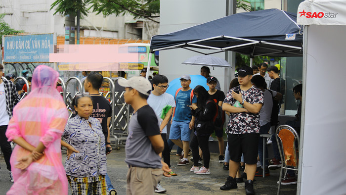 FAN BẤT NGỜ, BỨC XÚC VÌ ARIANA HỦY SHOW TRƯỚC GIỜ G Ảnh 2