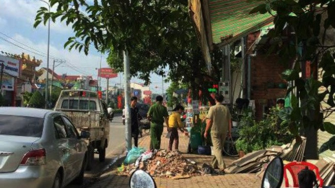 Người cha 20 tuổi đổ xăng tự thiêu trước mặt con thơ Ảnh 2