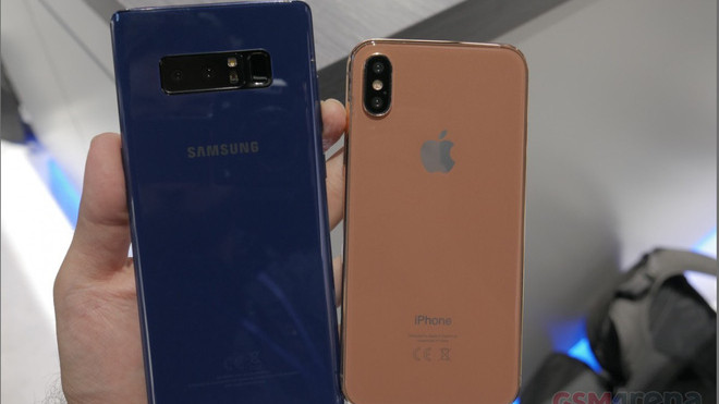 Lộ ảnh thực tế Samsung Galaxy Note 8 sánh đôi cạnh iPhone 8: Khác biệt một trời một vực! Ảnh 2