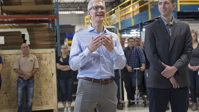 iPhone 8 để lộ “bóng dáng” trong túi quần CEO Tim Cook của Apple? Ảnh 2