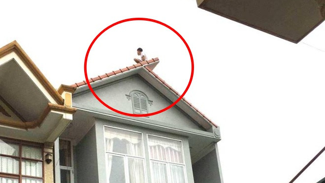 Quảng Ninh: Người đàn ông tử vong sau khi cố thủ trên nóc nhà ném gạch đá suốt 8 tiếng Ảnh 2