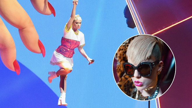 Sân khấu tưng bừng cũng không đủ để cứu Katy khỏi '1 bàn thua' bởi Taylor sáng nay Ảnh 2