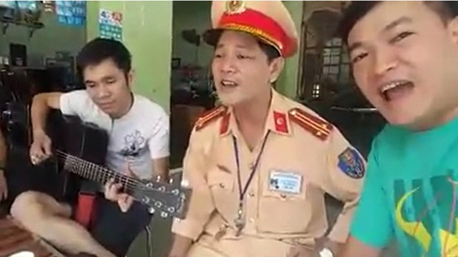 Tài xế bị phạt 2,5 triệu đồng mời cảnh sát 'giao lưu văn nghệ' Ảnh 2