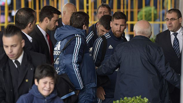 Hành động ấm áp của Messi khi thấy fan nhí òa khóc trước mặt Ảnh 2