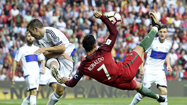 Chùm ảnh: Ronaldo tung “tuyệt đỉnh công phu”, vượt mặt “vua bóng đá” Ảnh 2