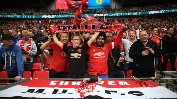 Man United và 4 lần chiều fan “hết nấc” Ảnh 2