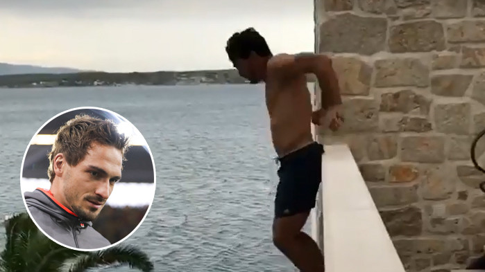 Trai đẹp tuyển Đức bị tiền bối “dằn mặt” vì trò nghịch dại khó tin Ảnh 2