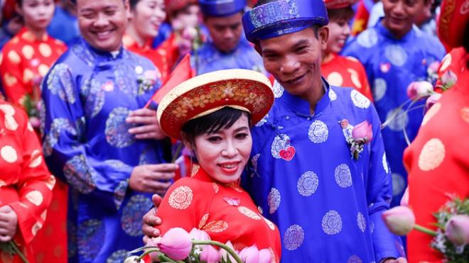 Chú rể bật khóc vì hạnh phúc trong Lễ cưới tập thể của 100 đôi uyên ương ở Sài Gòn Ảnh 2