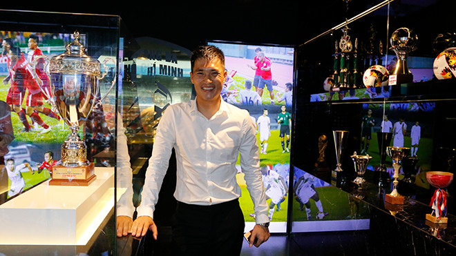 Công Vinh rạng rỡ trong ngày ra mắt phòng truyền thống đẳng cấp “5 sao” của CLB TP.HCM Ảnh 2
