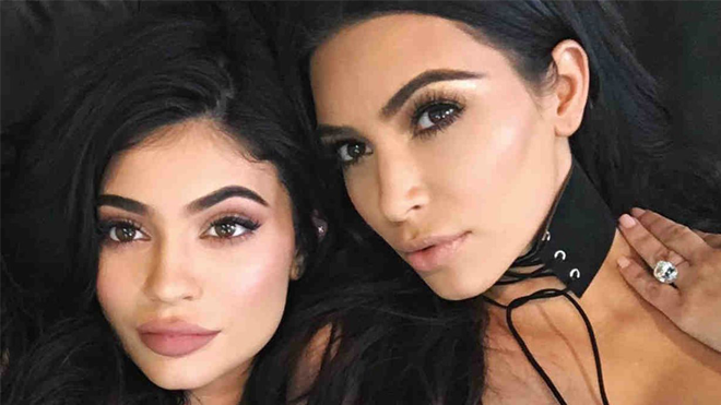 Kim Kardashion bất ngờ 'thả thính' son mới, thẳng tay gạt em út Kylie sang một bên? Ảnh 2