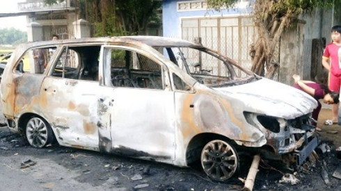 Hai nhóm thanh niên hỗn chiến, phóng hỏa đốt xe Innova Ảnh 2