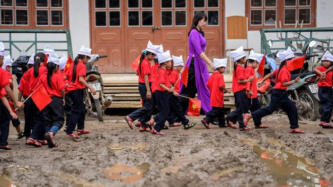 Lễ khai giảng ở vùng rốn lũ đau thương Ảnh 2