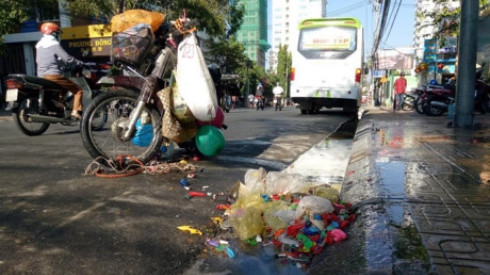 Nổ bình khí bơm bóng bay bán cho học sinh ngày khai giảng Ảnh 2