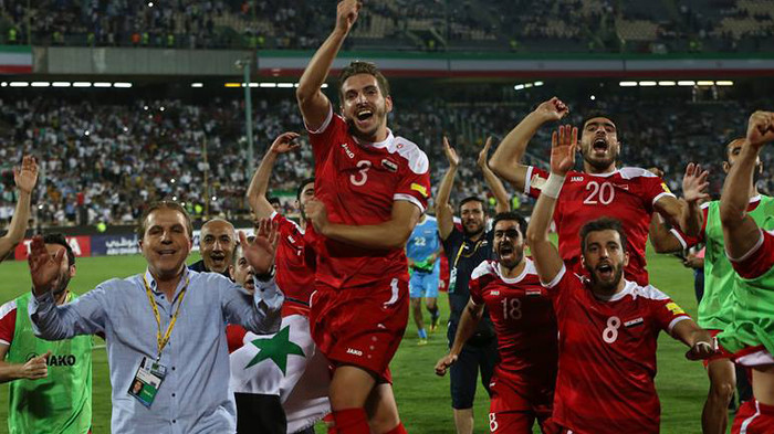 Cầu thủ ghi bàn, bình luận viên khóc lạc giọng vì hạnh phúc Ảnh 2