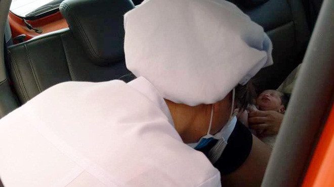 Tài xế taxi từ chối khách để giúp sản phụ sinh con trên xe Ảnh 2