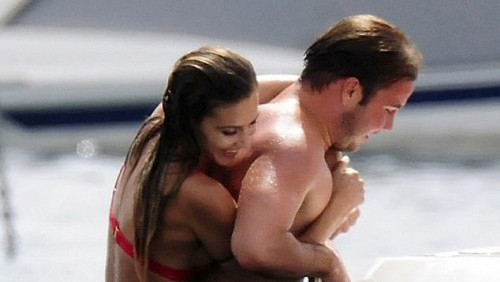 Mario Gotze diễn 'cảnh nóng' với bạn gái thiên thần Ảnh 2