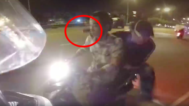 Nghi gặp cướp có súng, nam thanh niên nhấn ga bỏ chạy thục mạng bất chấp đường ngược chiều Ảnh 2