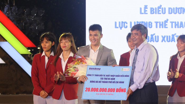 Bóng đá nữ TP.HCM nhận 20 tỷ từ Lê Công Vinh Ảnh 2