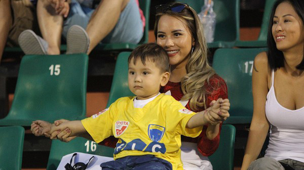 DJ Myno đưa con trai kháu khỉnh đến cổ vũ ông xã Van Bakel Ảnh 2