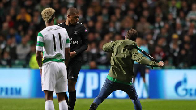 Sao 180 triệu bảng của PSG bị fan cuồng lao vào sân đòi đánh Ảnh 2