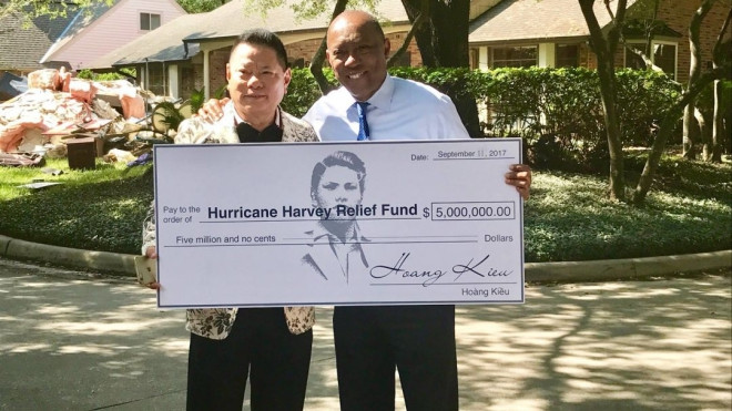 Tỷ phú Hoàng Kiều quyên góp 5 triệu đô cho các nạn nhân bão Harvey Ảnh 2