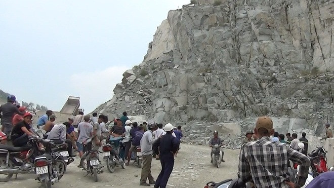 Thanh niên 25 tuổi cố thủ suốt 5 giờ trên vách đá cao 50m Ảnh 2