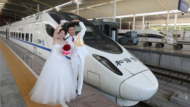 Không cần xe hoa thông thường, cặp đôi Trung Quốc dùng 'xe lửa hoa' trong đám cưới Ảnh 2