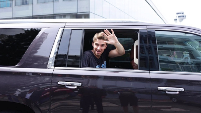 Hot: The Chainsmokers hạ kính siêu xe vẫy chào fan Việt tại sân bay Tân Sơn Nhất Ảnh 2