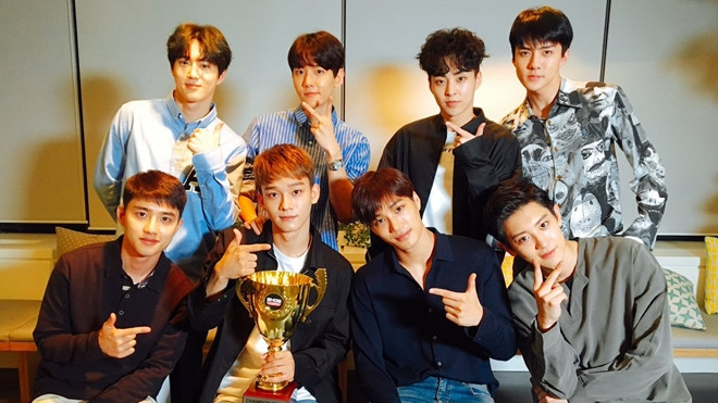 Fan tiếc hùi hụi vì không được chứng kiến màn nhận cúp đầu tiên của EXO với 'Power' Ảnh 2