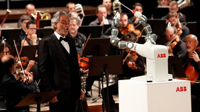 Một dàn nhạc được chỉ hủy bởi nhạc trưởng Robot Ảnh 2