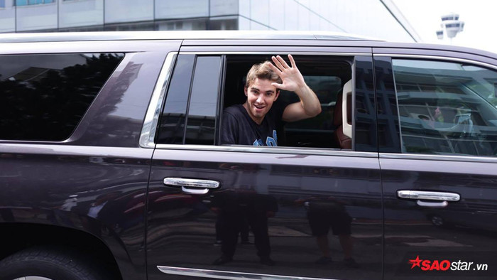 Hot: The Chainsmokers hạ kính siêu xe vẫy chào fan Việt tại sân bay Tân Sơn Nhất Ảnh 2