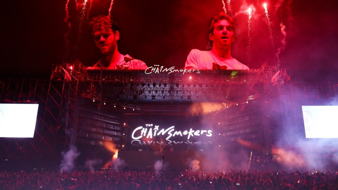 Không mưa gió, không huỷ show như Ariana: Đêm diễn của The Chainsmokers làm xiêu lòng fan Việt! Ảnh 2