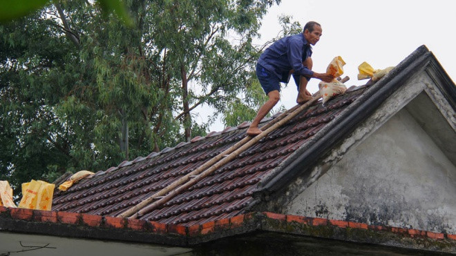 Người dân chằng chéo nhà cửa trước cơn bão mạnh nhất năm Ảnh 2