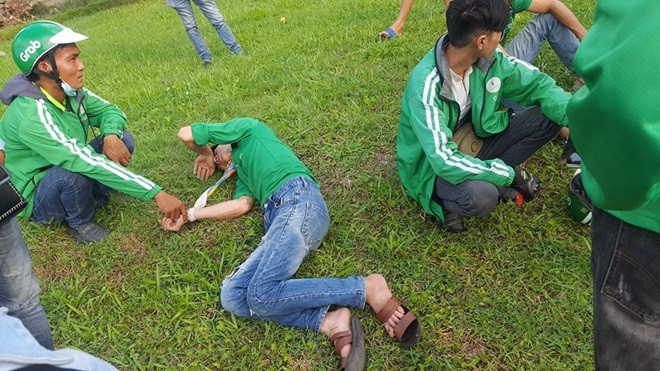 Hà Nội: Hiểu lầm tranh giành khách, 3 tài xế Grabbike bị xe ôm truyền thống xông vào hành hung Ảnh 2