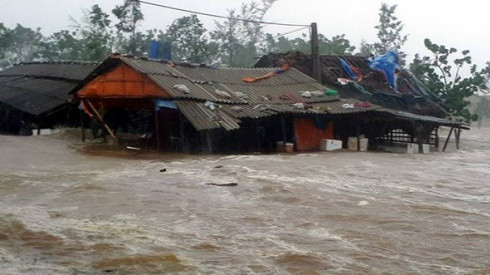 Chùm ảnh: Khung cảnh hoang tàn nơi cơn bão số 10 quét qua Ảnh 2