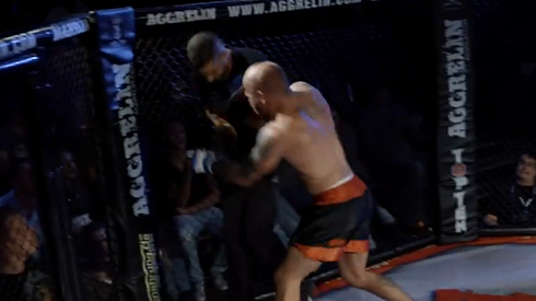 Hi hữu: Điên tiết vì bị xử thua quá chậm, võ sĩ đấm luôn trọng tài Ảnh 2