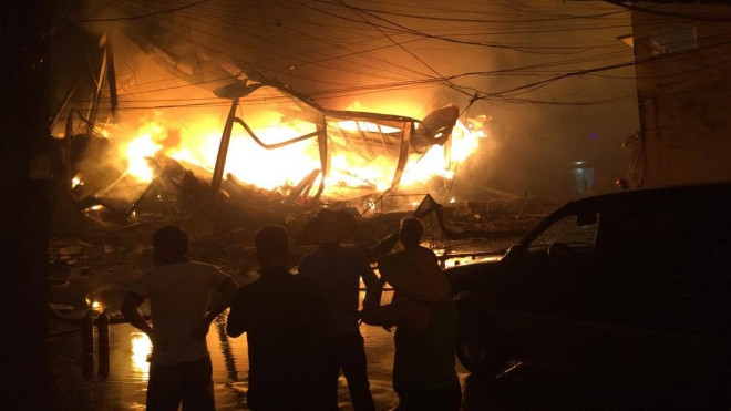 Hà Nội: Cháy lớn thiêu trụi siêu thị trong đêm mưa bão Ảnh 2