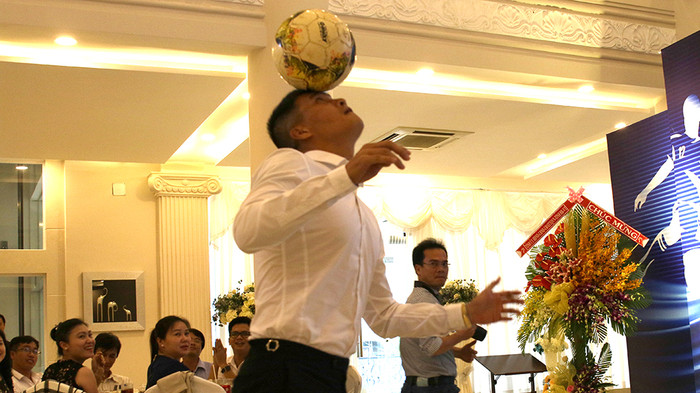 Công Vinh nổi hứng tâng bóng khiến cầu thủ trẻ trầm trồ Ảnh 2