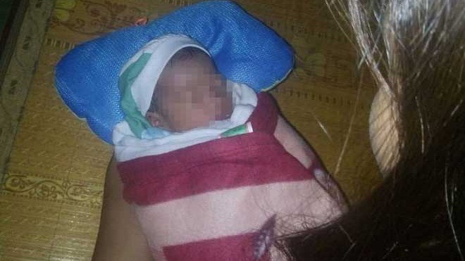 Trong bão số 10, vợ chồng hiếm muộn nhặt được trẻ sơ sinh bị bỏ rơi trên đường Ảnh 2