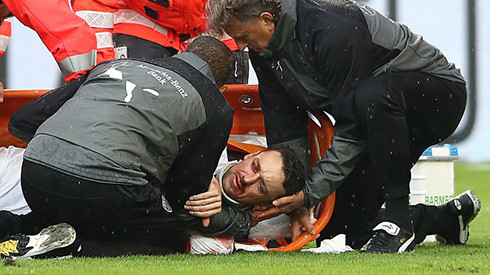 Cầu thủ Đức vỡ mũi, hốc mắt và gãy hàm sau pha thúc gối 'tàn khốc' của đối thủ Ảnh 2