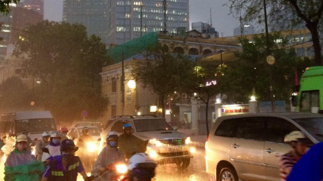 Mưa lớn, sấm chớp gây kinh động Sài Gòn trong đêm 17/9 Ảnh 2